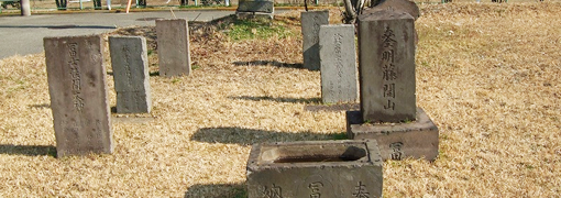 富士塚の石碑が残る桂台